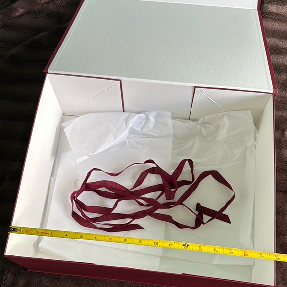 Gucci Burgundy Gift Box with White Logo - Picture 2 of 3